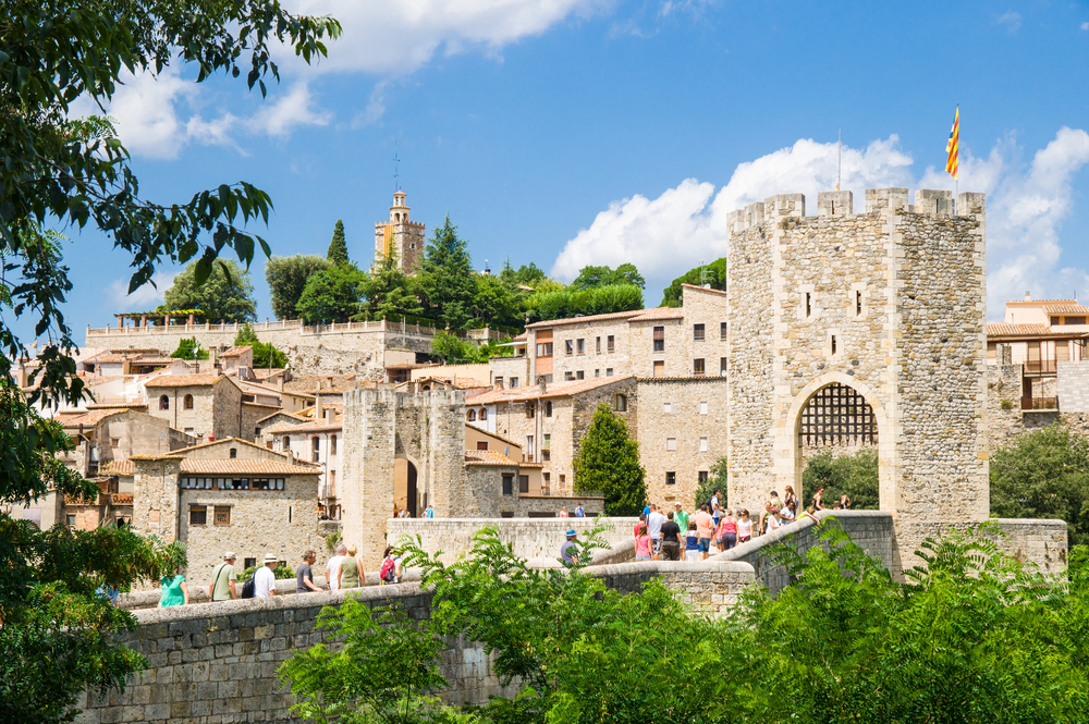 Besalú: le pont qui garde la mémoire du fleuve