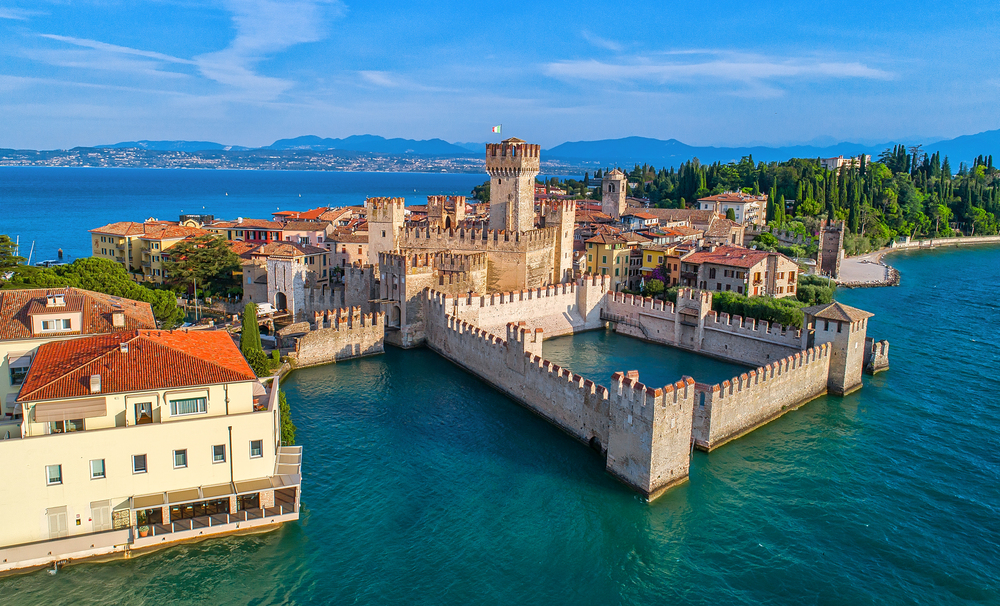 Sirmione (lac de Garde) - les pierres romaines et l’eau bleu acier