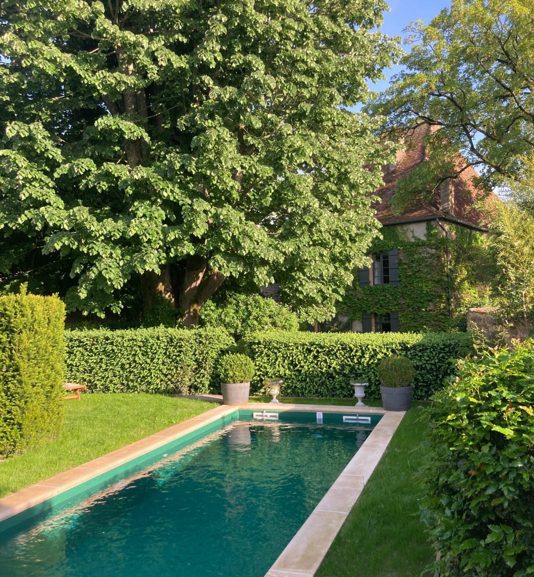 Situés dans la partie sud de la Bourgogne, en Saône et Loire, nous vous accueillerons à la maison d'hôtes gay friendly Les Tillets proche de Mâcon