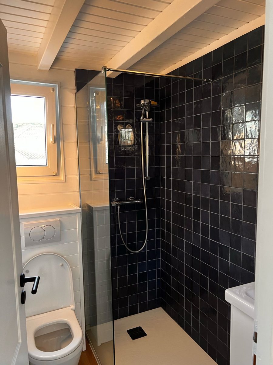 D4B77703-8AAD-481F-BC97-5DF14568