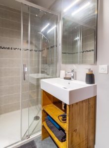 SDB-Teissoun-chambre-du-fond-5d56f3a3efde78355ca3f0b972966eb2