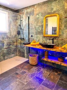 loveroom-vias-la-villa-des-charmes-salle-de-bains-1-51672756478c54a6bffd0495def2cc7c