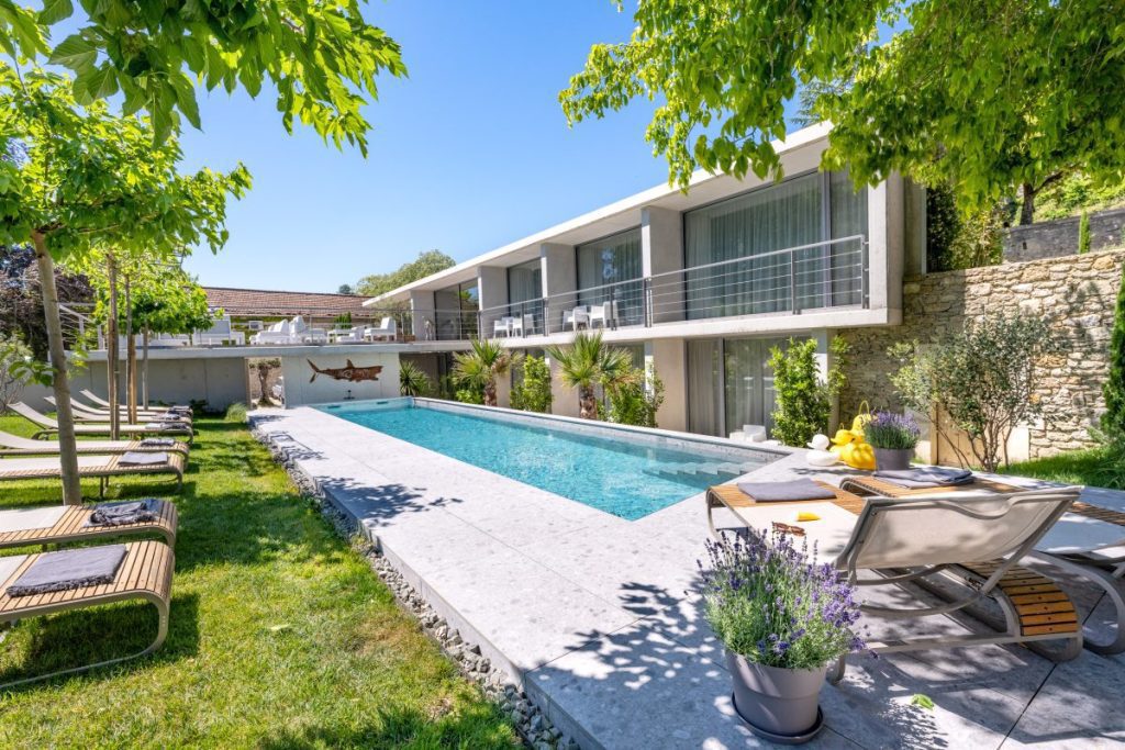 Une piscine et un spa pour une détente absolue