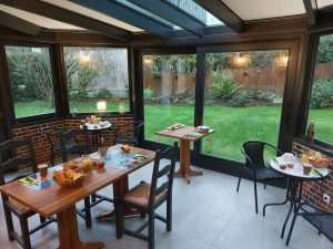 veranda-petit-dejeuner-f430e12493306f6af85bd215a462d950