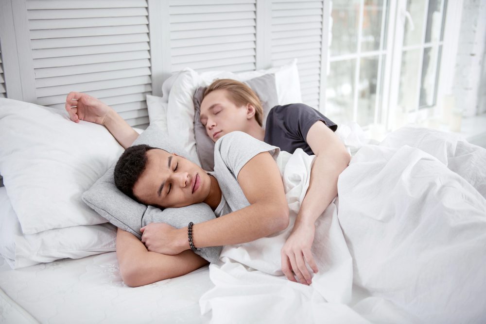 Le corps, le stress et le repos : les effets du voyage sur le sommeil queer