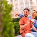 Les tenues vestimentaires d'une valise de voyage gay