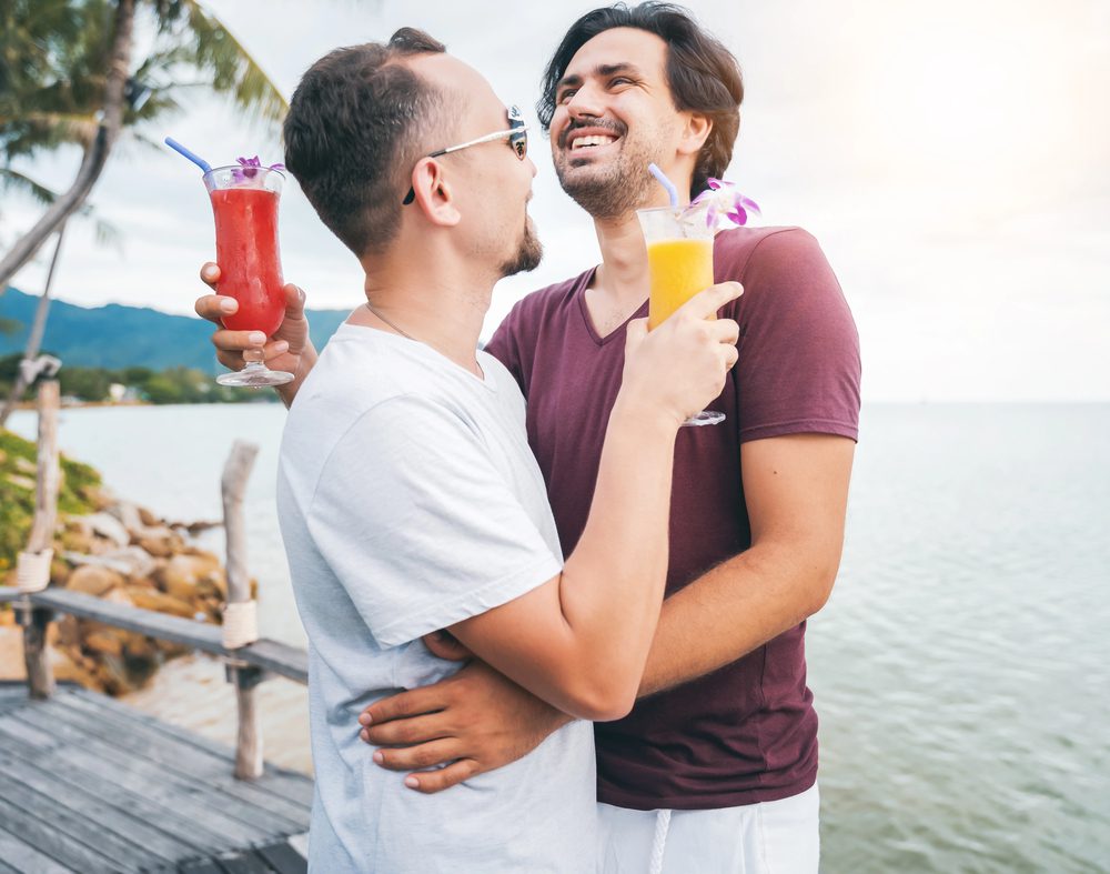 Les tenues vestimentaires d'une valise de voyage gay en résumé
