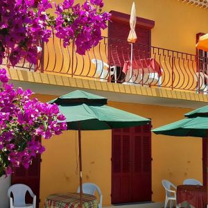 Thierry (avec la casquette) musicien violoncelliste, chanteur et chef de choeur. Gilles, musicien, chanteur, masseur debutant (massage relaxant). Ensemble depuis 1993, nous sommes tombés amoureux de ce petit paradis naturiste. Nous avons quitté Paris pour y vivre et ouvrir des locations de studios meublés de tourisme depuis 2011. Heureux de défendre et de faire découvrir Héliopolis, magnifique utopie des frères Durville. Le Youkali est lgbtfriendly. Simplicité, Respect et naturisme.