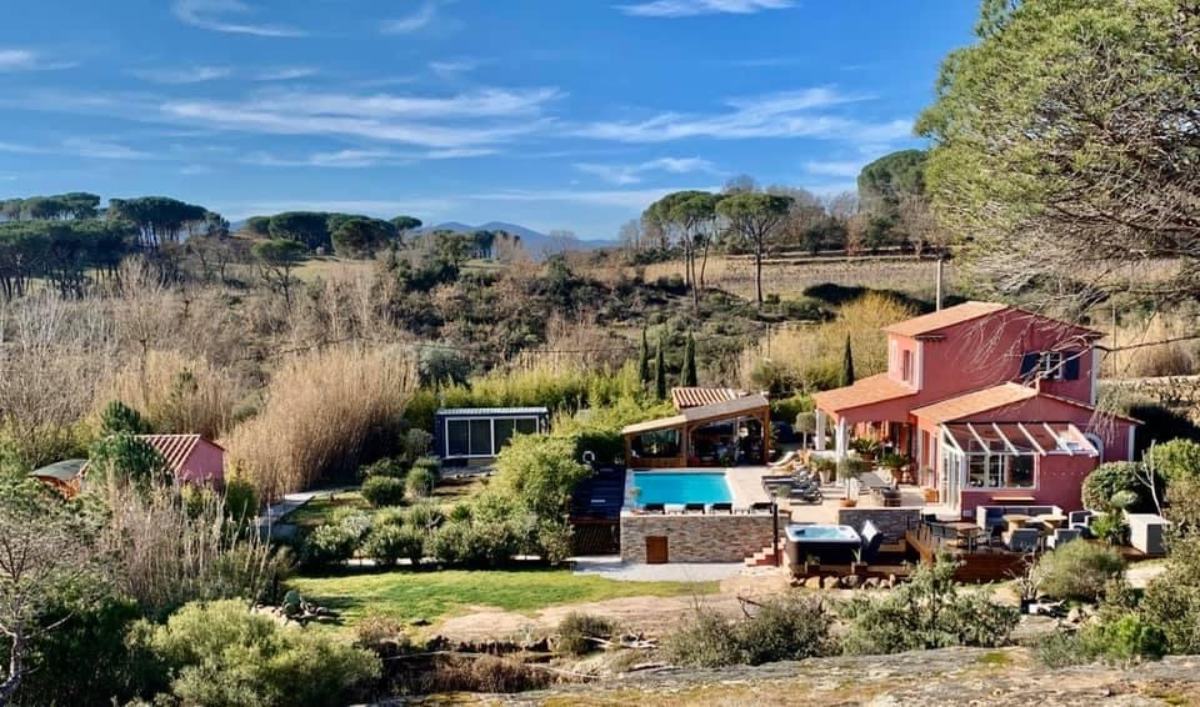 Hébergement 100% masculin en France