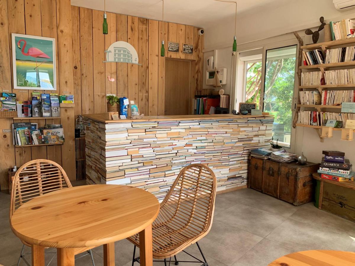 L’Hôtel Almanarre Plage - Hôtel Eco-Responsable se trouve en face de la mer Méditerranée