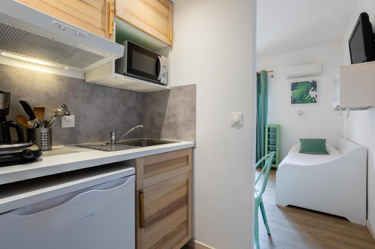 L’Hôtel Almanarre Plage - Hôtel Eco-Responsable se trouve en face de la mer Méditerranée