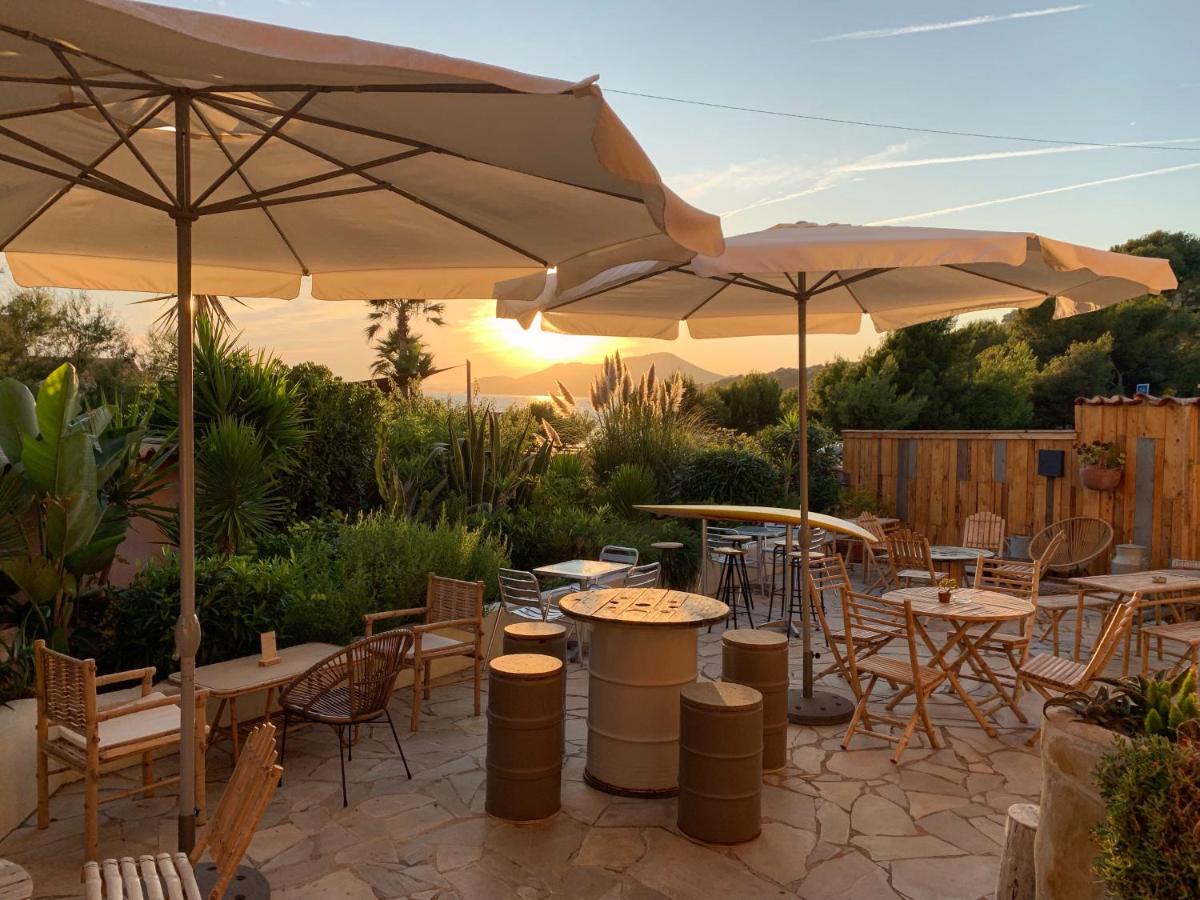 L’Hôtel Almanarre Plage - Hôtel Eco-Responsable se trouve en face de la mer Méditerranée