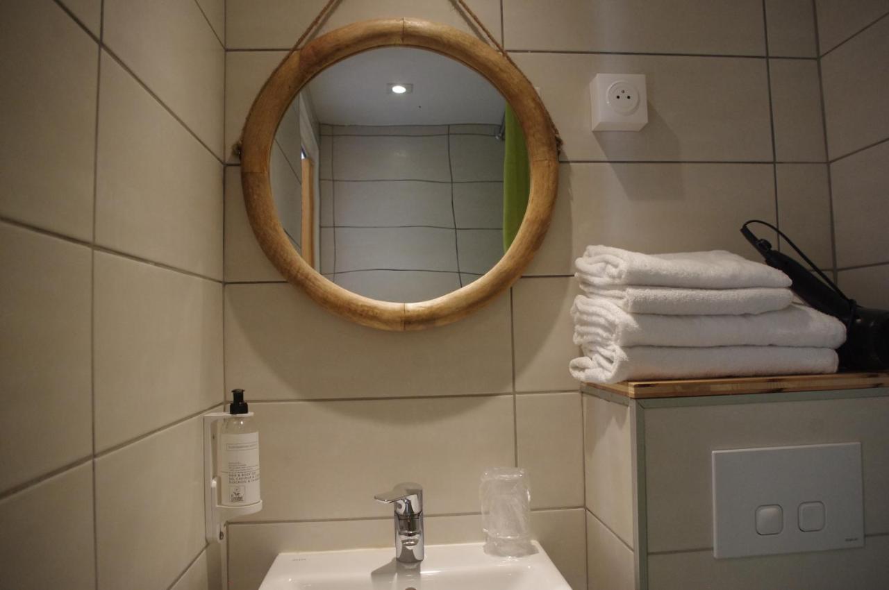 L’Hôtel Almanarre Plage - Hôtel Eco-Responsable se trouve en face de la mer Méditerranée