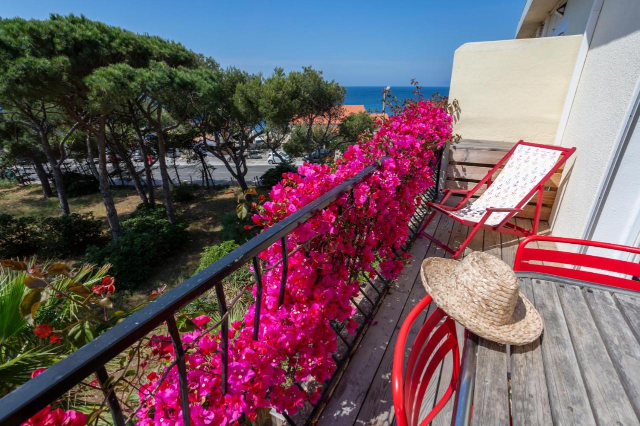 L’Hôtel Almanarre Plage - Hôtel Eco-Responsable se trouve en face de la mer Méditerranée