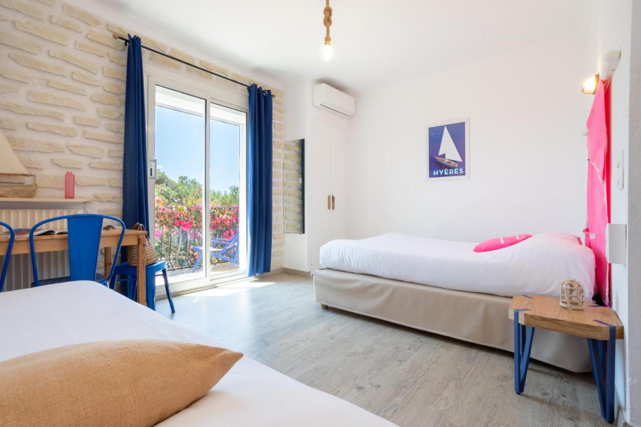 L’Hôtel Almanarre Plage - Hôtel Eco-Responsable se trouve en face de la mer Méditerranée