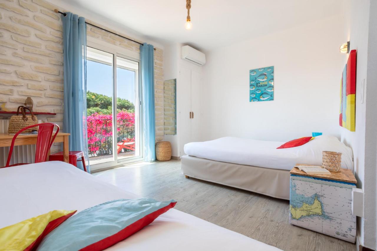 L’Hôtel Almanarre Plage - Hôtel Eco-Responsable se trouve en face de la mer Méditerranée