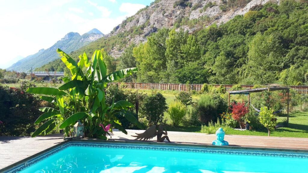 Le Gite Grenoble L'O Bleue propose 3 appartements totalement autonome avec piscine chauffée de Mi-Mai à fin Oct
