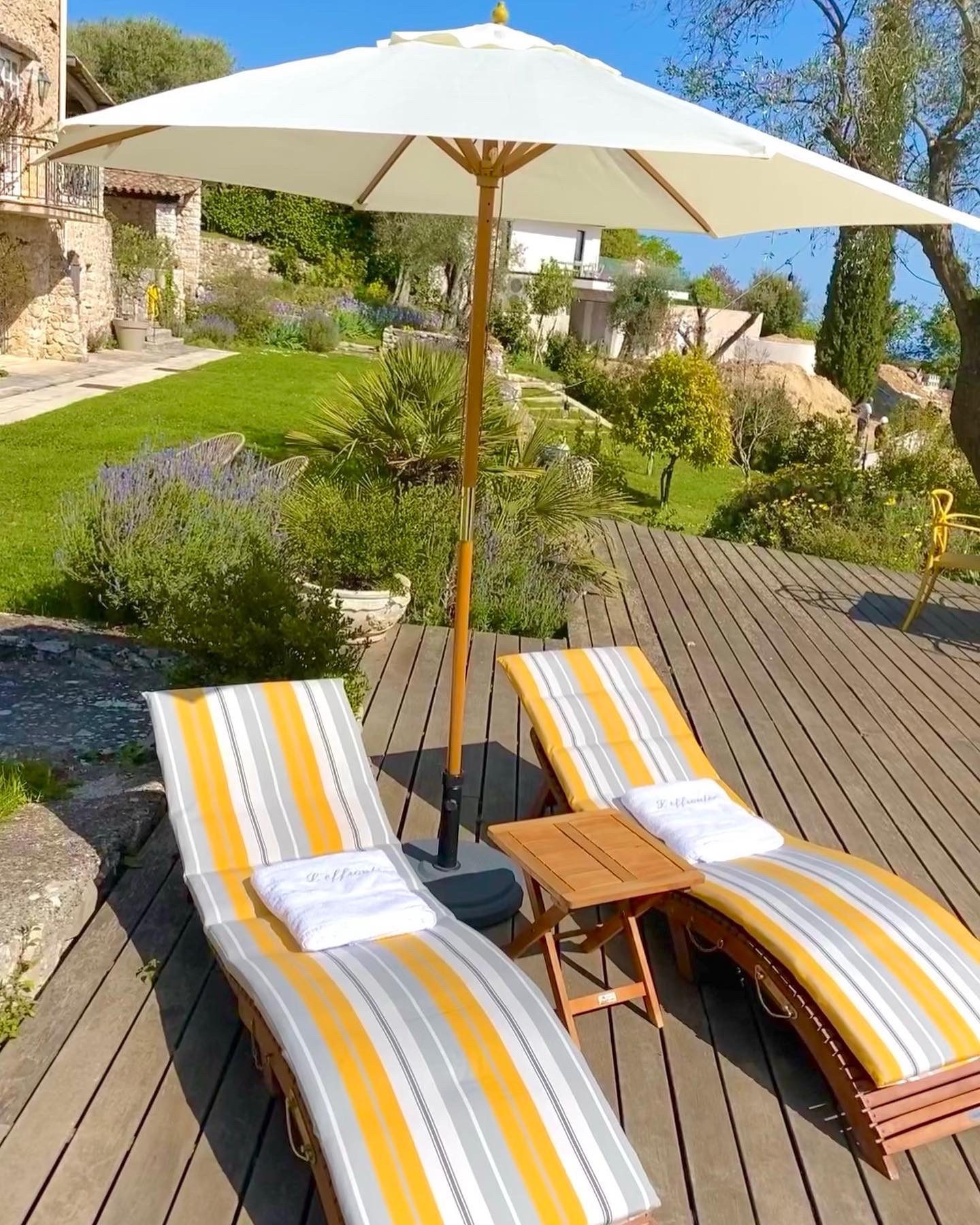 L'effrontée est une bastide de charme située à Tourrettes sur Loup, village médiéval au cœur de la Provence, appelé la Cité des Violettes