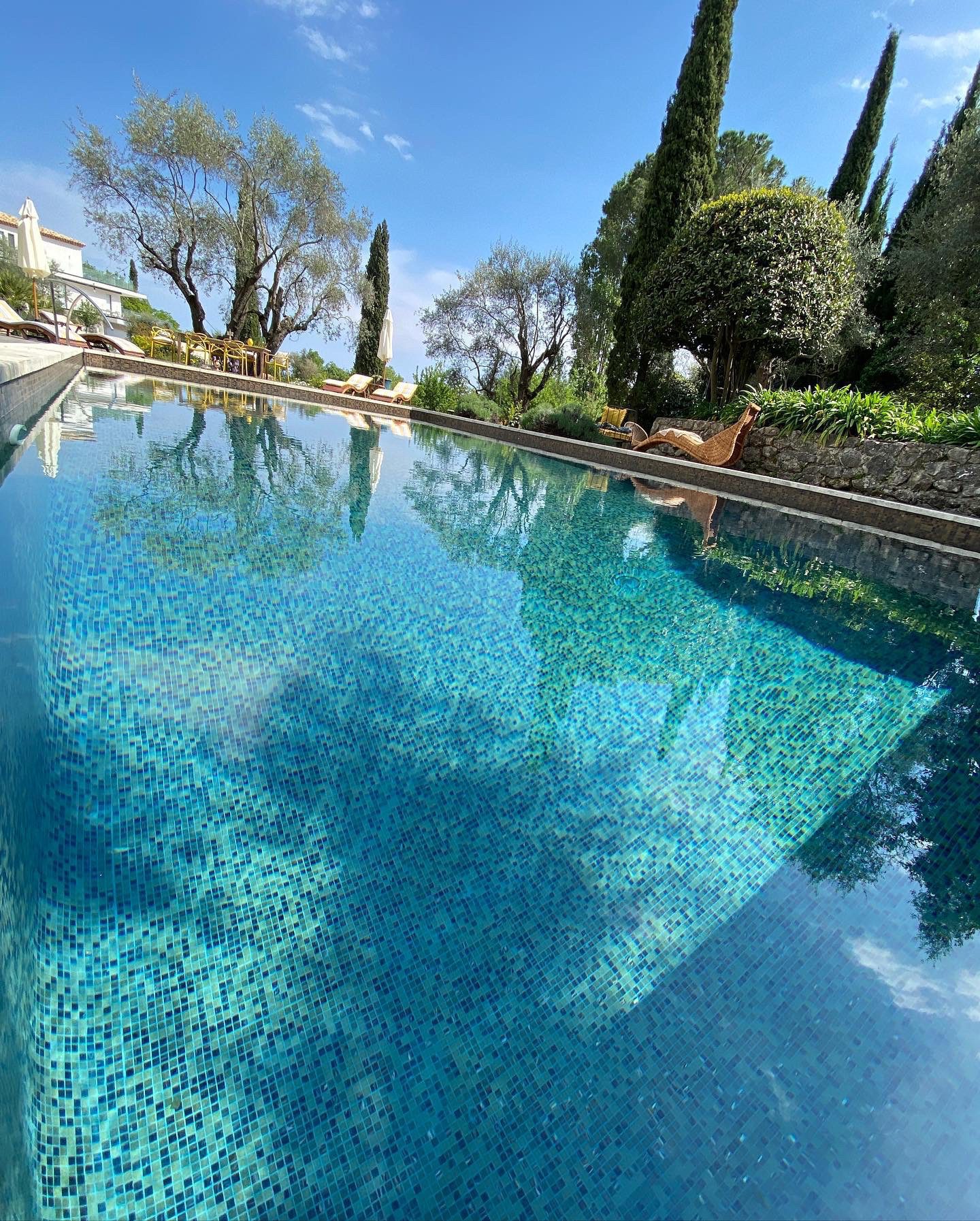 L'effrontée est une bastide de charme située à Tourrettes sur Loup, village médiéval au cœur de la Provence, appelé la Cité des Violettes