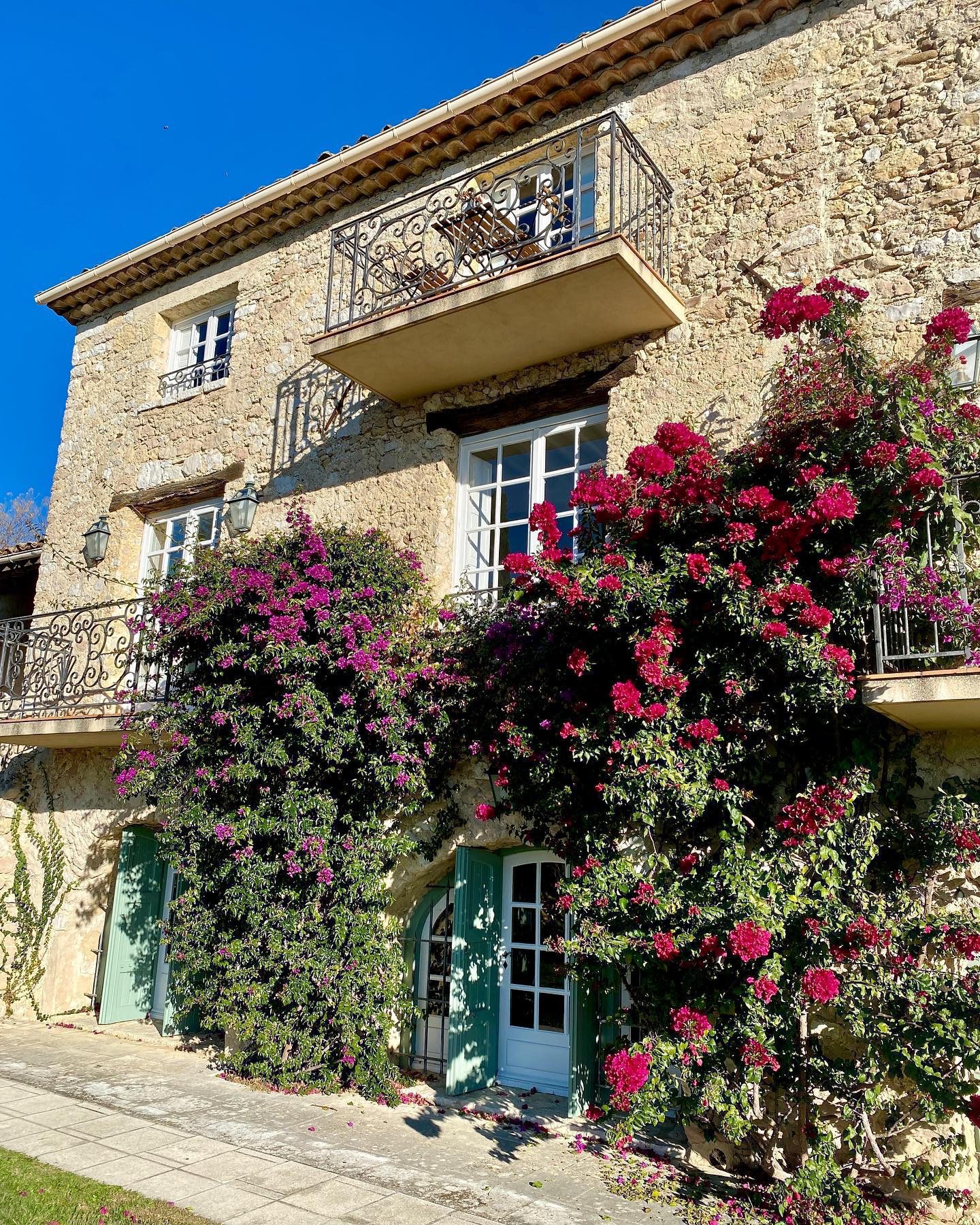 L'effrontée est une bastide de charme située à Tourrettes sur Loup, village médiéval au cœur de la Provence, appelé la Cité des Violettes