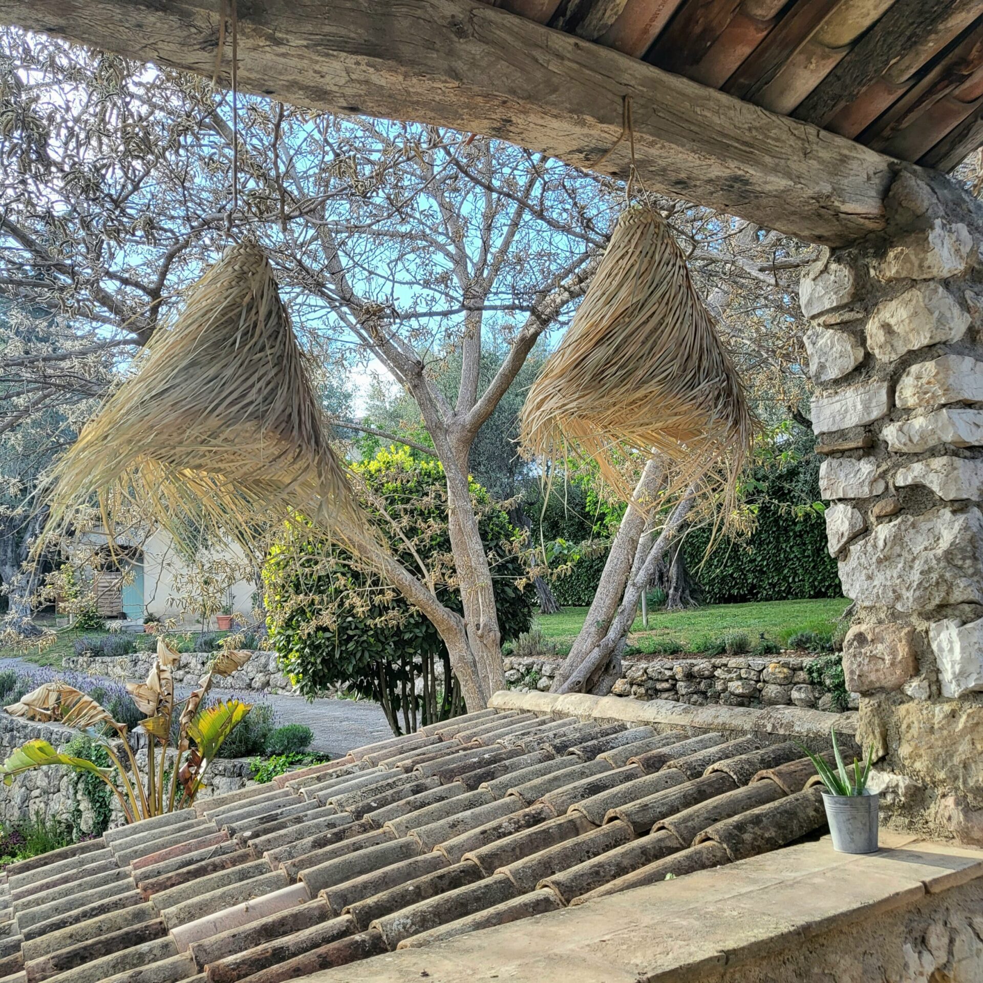 L'effrontée est une bastide de charme située à Tourrettes sur Loup, village médiéval au cœur de la Provence, appelé la Cité des Violettes