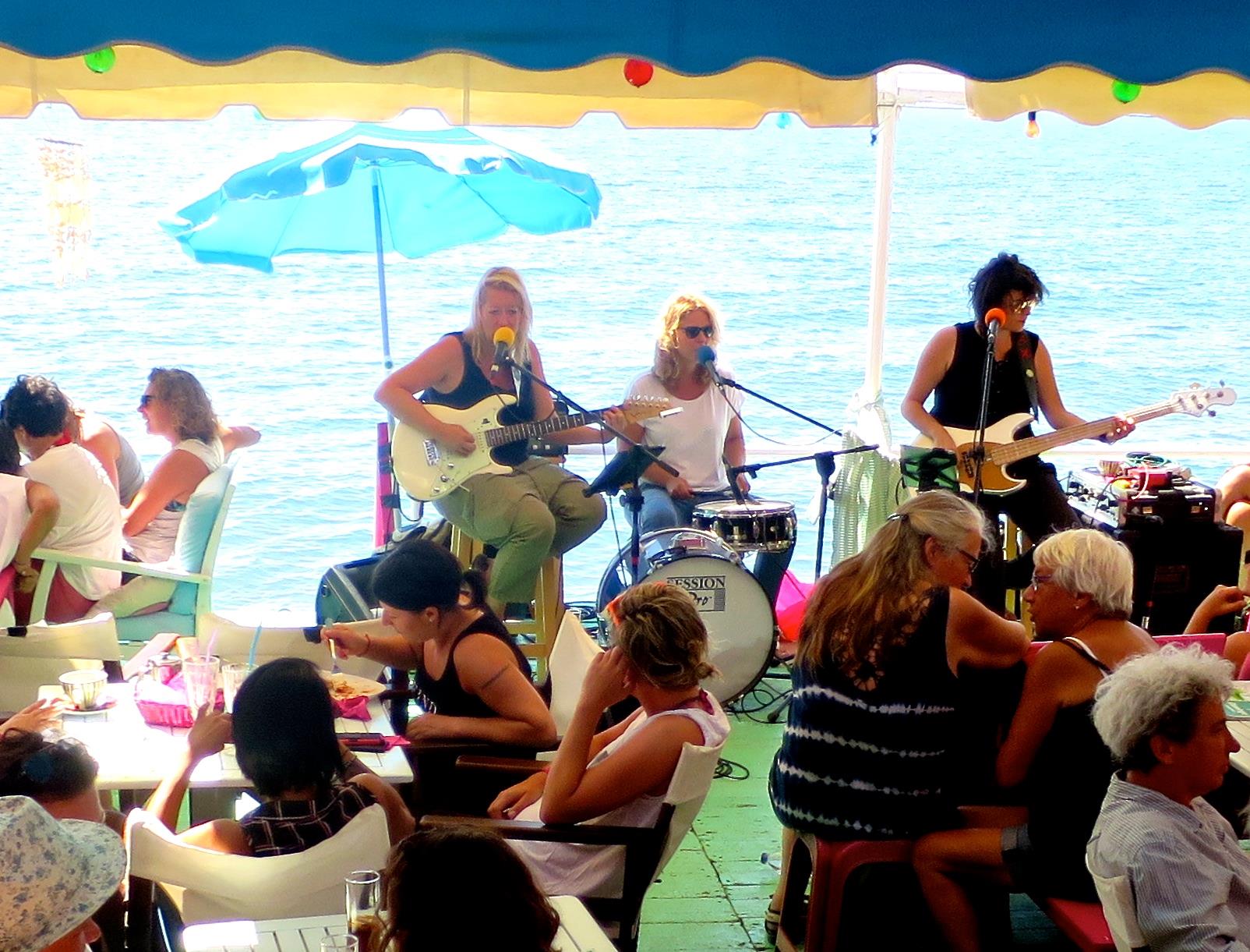 Le Flamingo Beach Bar à Lesbos, voyez la vie en rose !