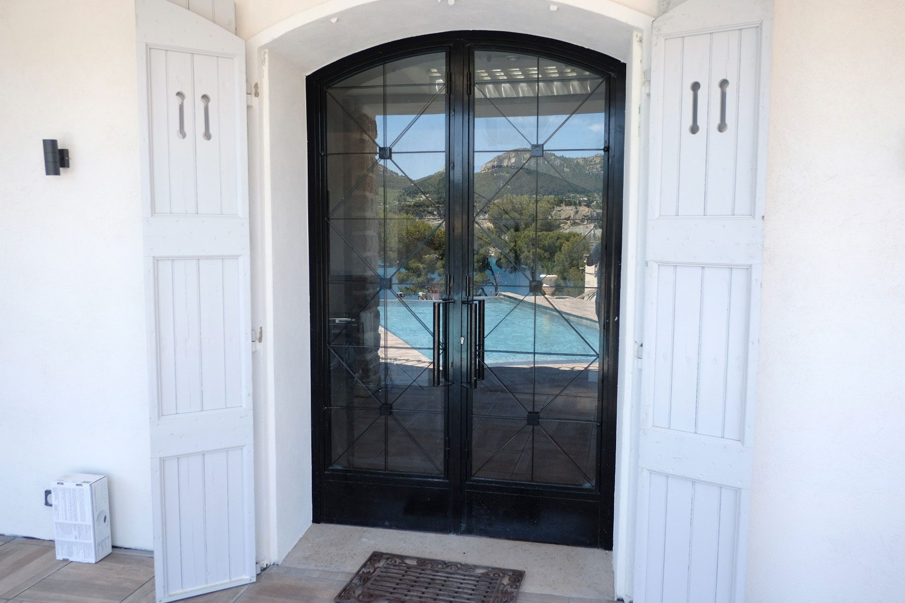 Porte-Villa-Reflet-Piscine-Villa-Talabar-Cassis