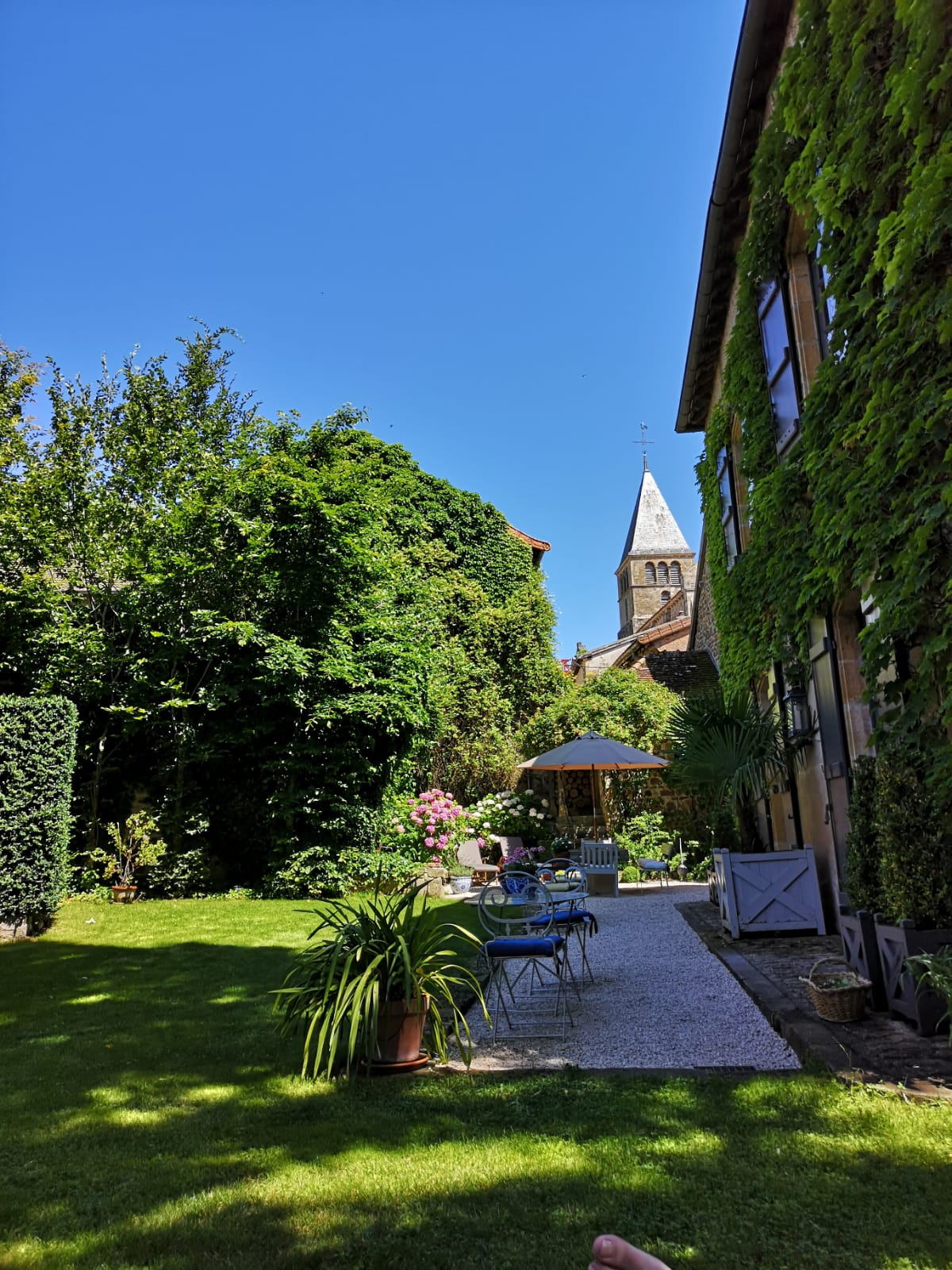 Situés dans la partie sud de la Bourgogne, en Saône et Loire, nous vous accueillerons à la maison d'hôtes gay friendly Les Tillets proche de Mâcon