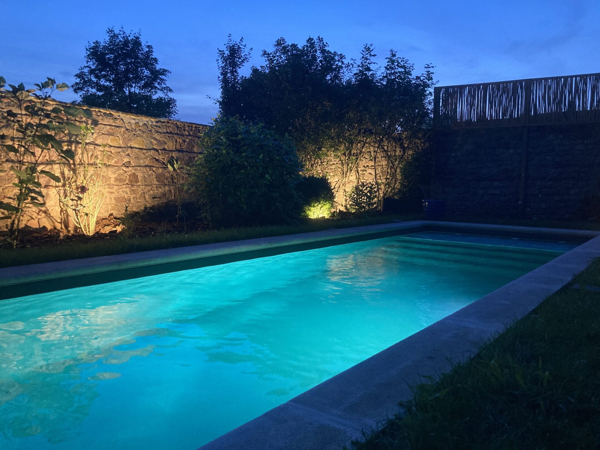 Situés dans la partie sud de la Bourgogne, en Saône et Loire, nous vous accueillerons à la maison d'hôtes gay friendly Les Tillets proche de Mâcon