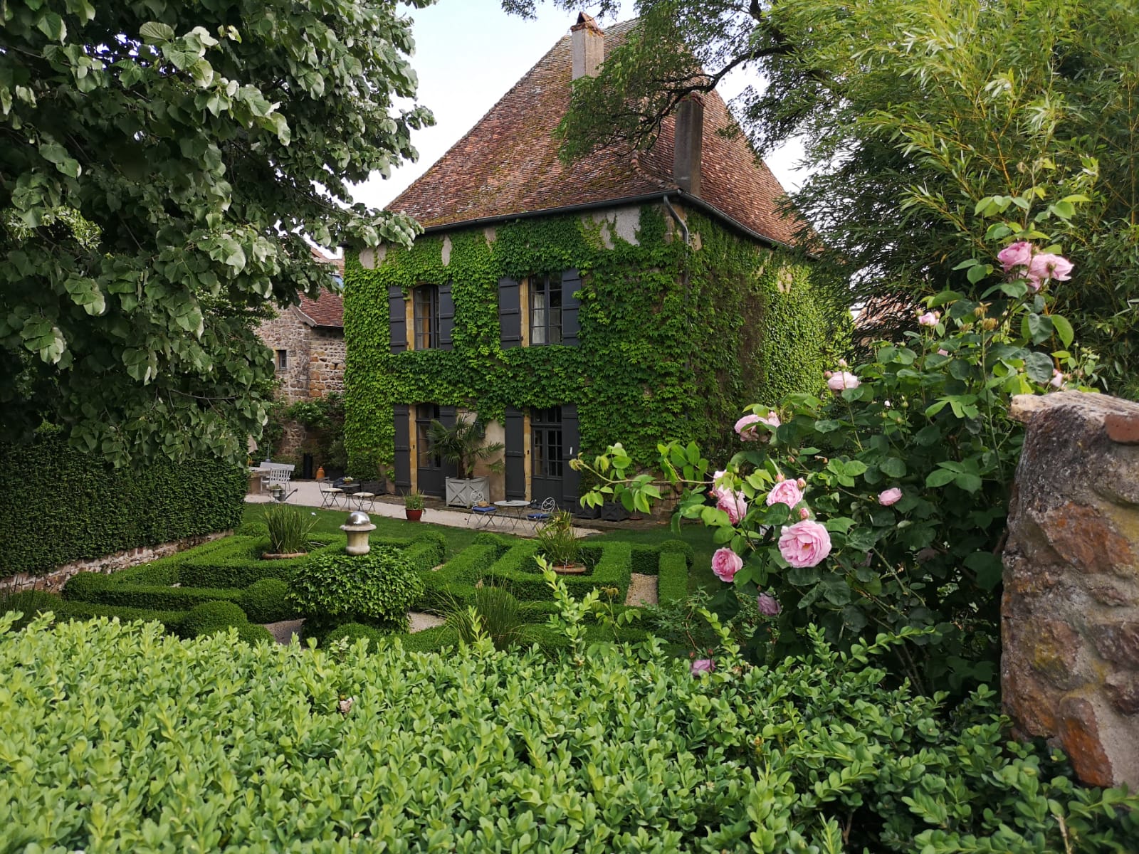 Situés dans la partie sud de la Bourgogne, en Saône et Loire, nous vous accueillerons à la maison d'hôtes gay friendly Les Tillets proche de Mâcon