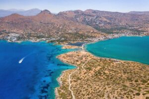 La plage de Kolokitha près d'Elounda