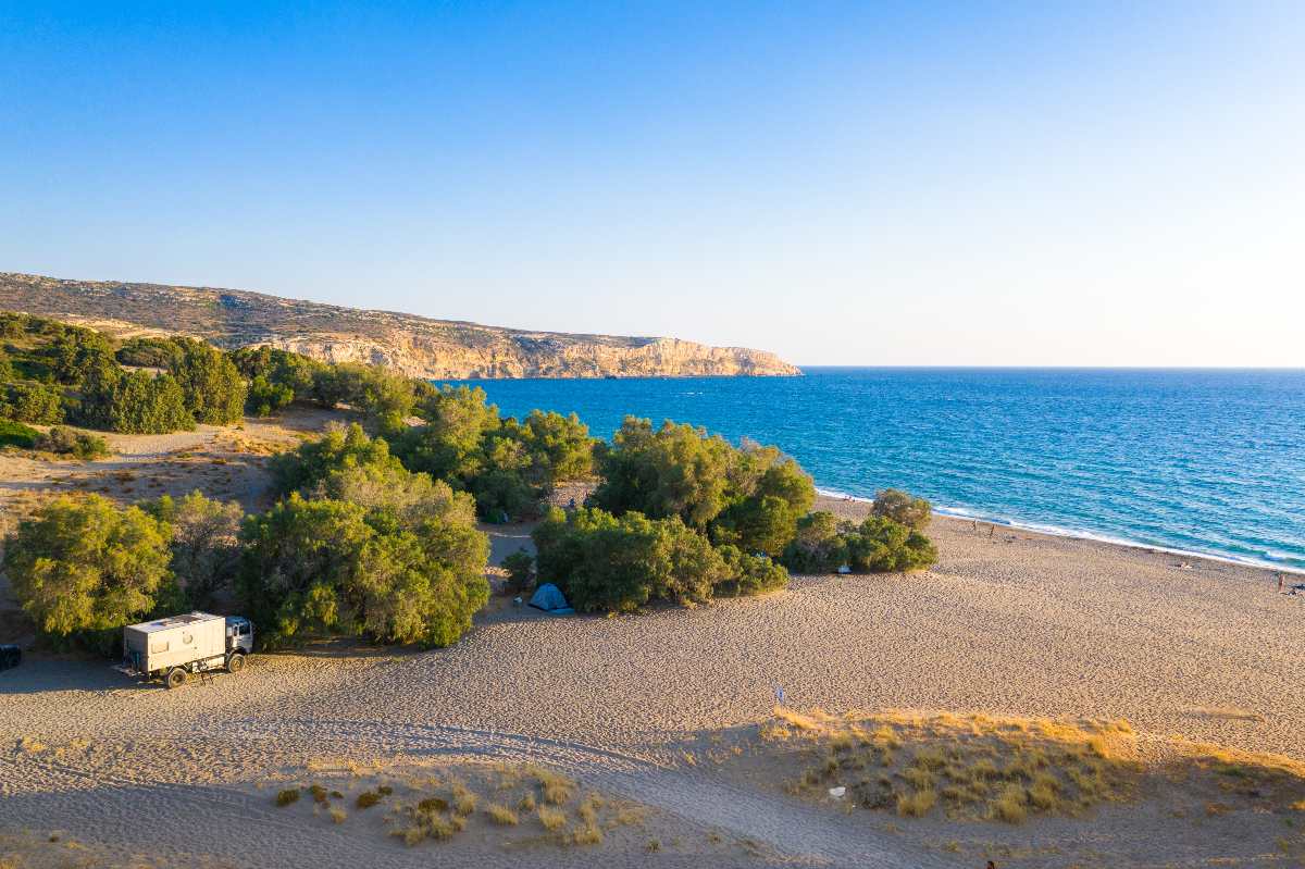 La plage de Komos près de Matala au sud de la Crète