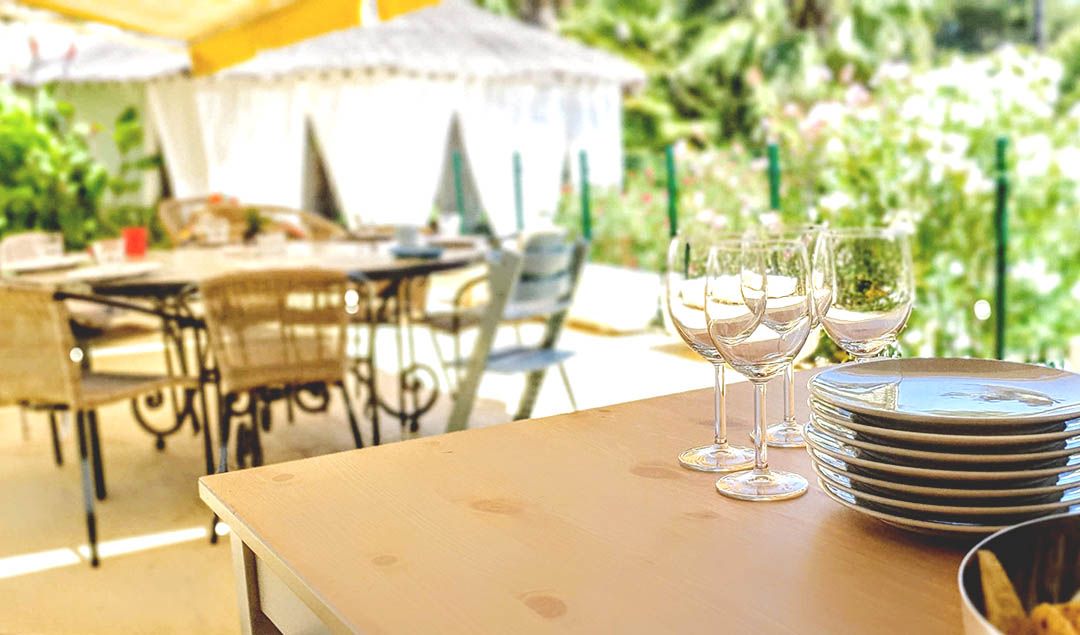 la-casa-dorada-desayuno-piscina-jardin-naturismo-espana