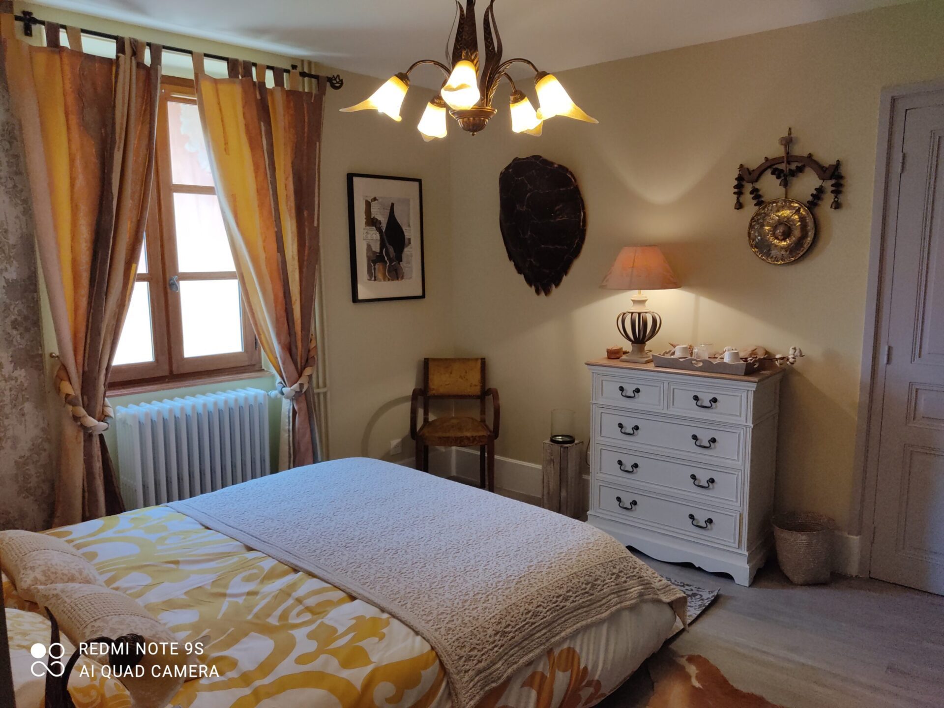 chambre jaune vue du lit