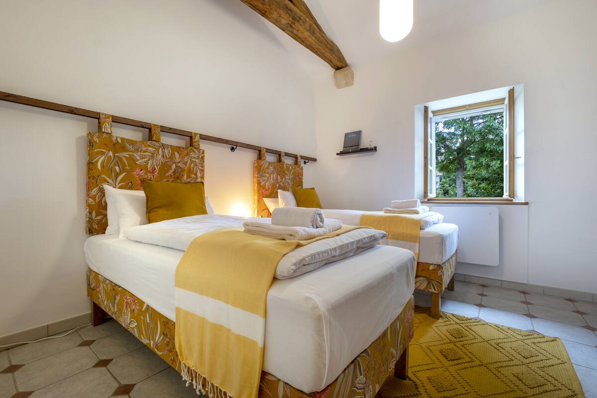 ebf9f7ff-944a-4951-b814-881e3b7681fc