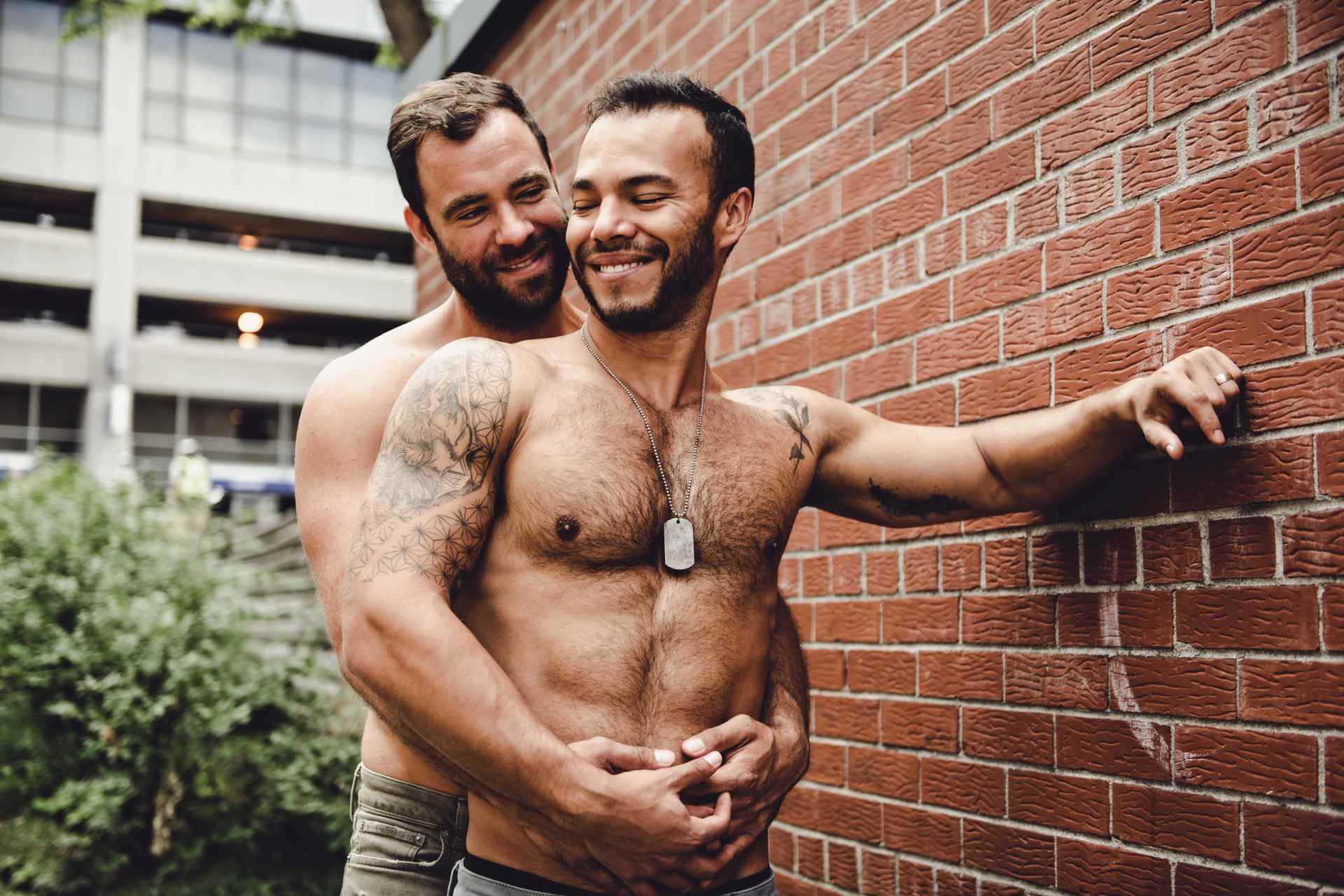 Couples LGBT en voyage : une grande majorité se disent mal à l’aise de montrer de l’affection lorsqu’ils voyagent à l’étranger