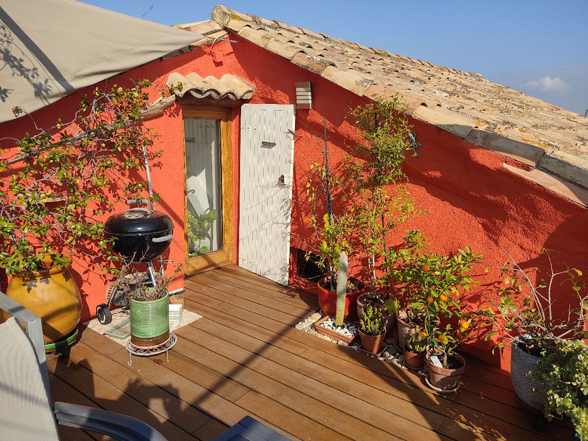 Le Jabadao est une maison d'hôtes gay proche de Nîmes dans le Gard. La maison d'hôtes Le Jabadao est 100% gay men only à Nîmes.