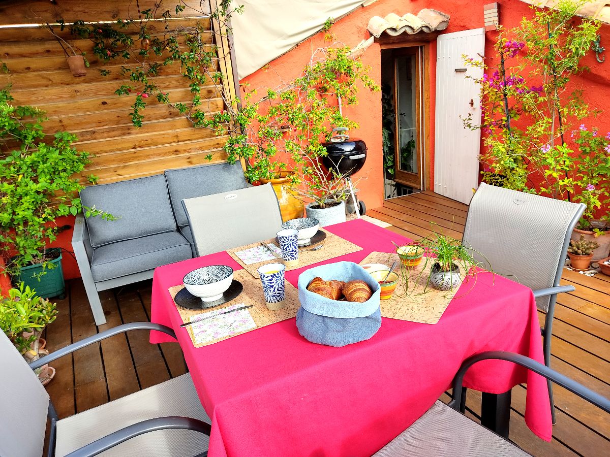 Le Jabadao est une maison d'hôtes gay proche de Nîmes dans le Gard. La maison d'hôtes Le Jabadao est 100% gay men only à Nîmes.