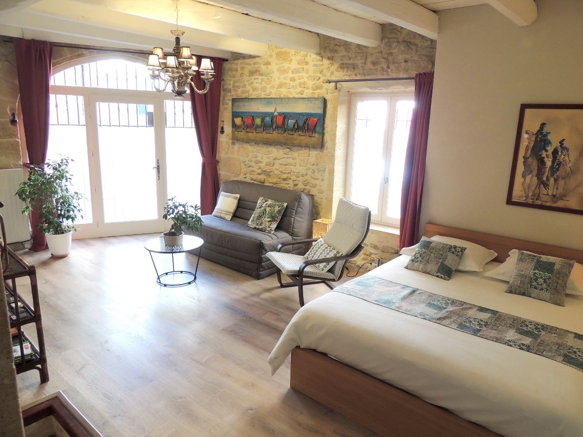 Le Jabadao est une maison d'hôtes gay proche de Nîmes dans le Gard. La maison d'hôtes Le Jabadao est 100% gay men only à Nîmes.