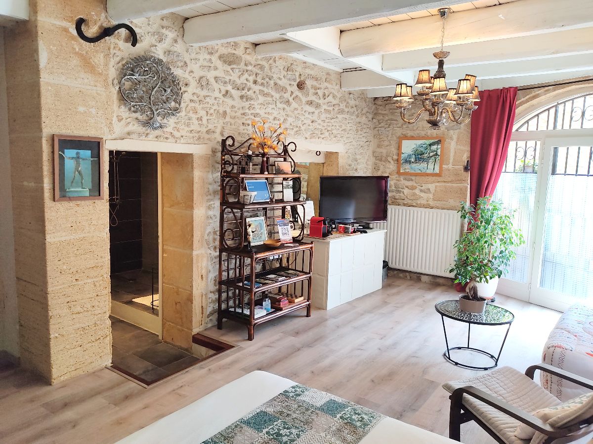 Le Jabadao est une maison d'hôtes gay proche de Nîmes dans le Gard. La maison d'hôtes Le Jabadao est 100% gay men only à Nîmes.