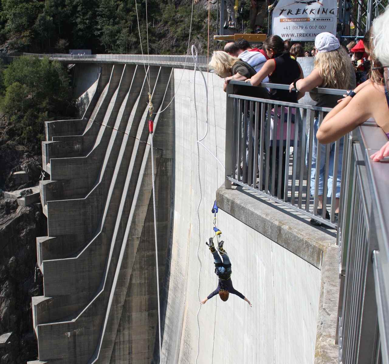 Barrage de Verzasca, Tessin, Suisse – 220 mètres