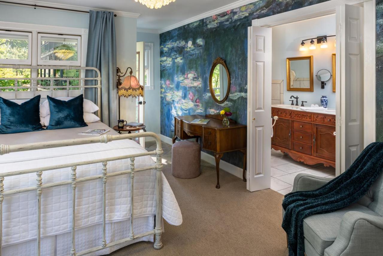 Arsenic & Old Lace Bed and Breakfast est une maison d'hôtes gay friendly à Eureka Springs dans l'Arkansas aux États-Unis