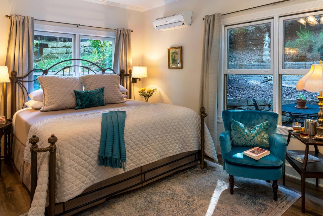 Arsenic & Old Lace Bed and Breakfast est une maison d'hôtes gay friendly à Eureka Springs dans l'Arkansas aux États-Unis