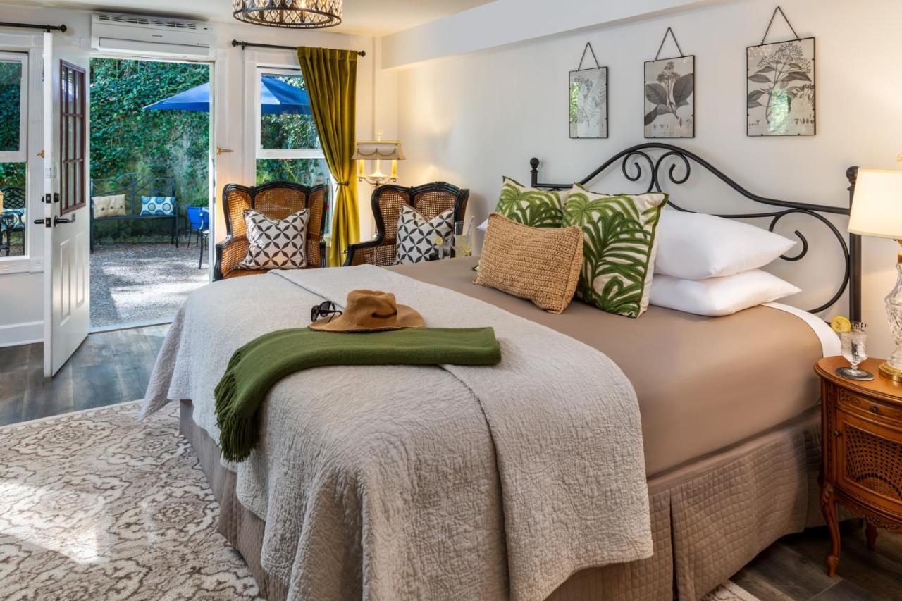 Arsenic & Old Lace Bed and Breakfast est une maison d'hôtes gay friendly à Eureka Springs dans l'Arkansas aux États-Unis