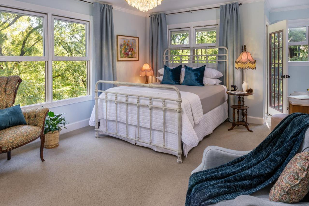 Arsenic & Old Lace Bed and Breakfast est une maison d'hôtes gay friendly à Eureka Springs dans l'Arkansas aux États-Unis