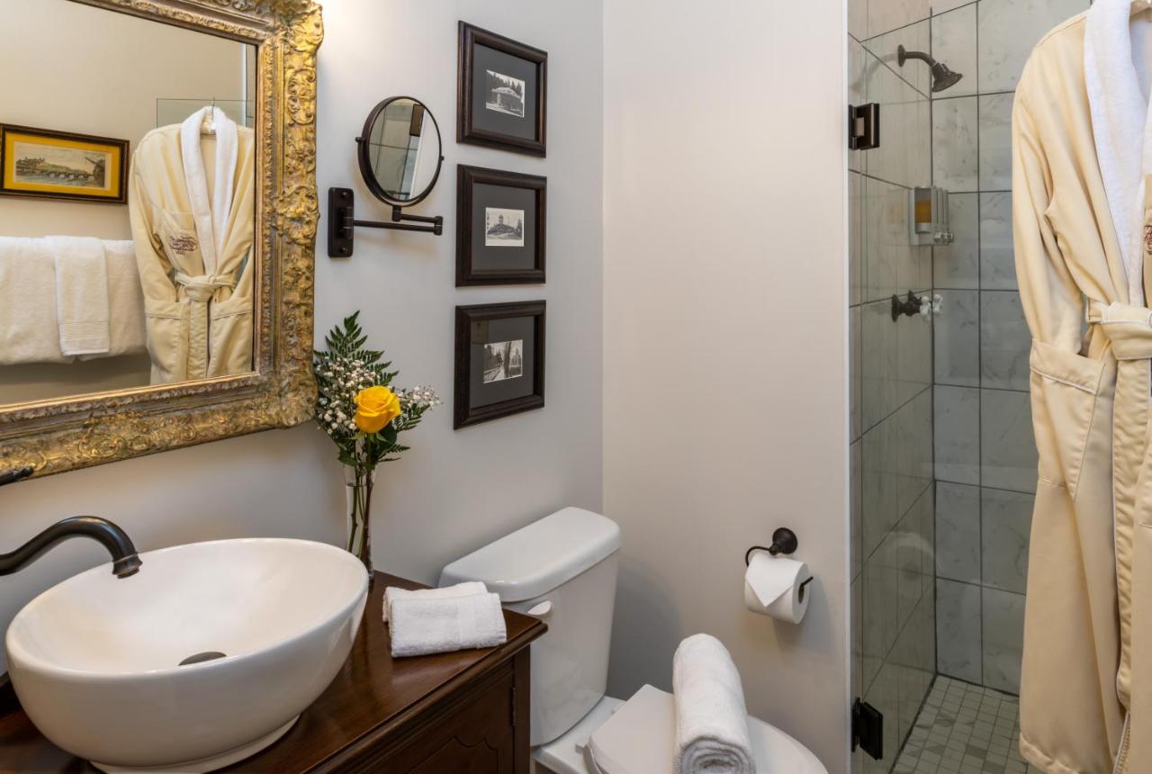 Arsenic & Old Lace Bed and Breakfast est une maison d'hôtes gay friendly à Eureka Springs dans l'Arkansas aux États-Unis