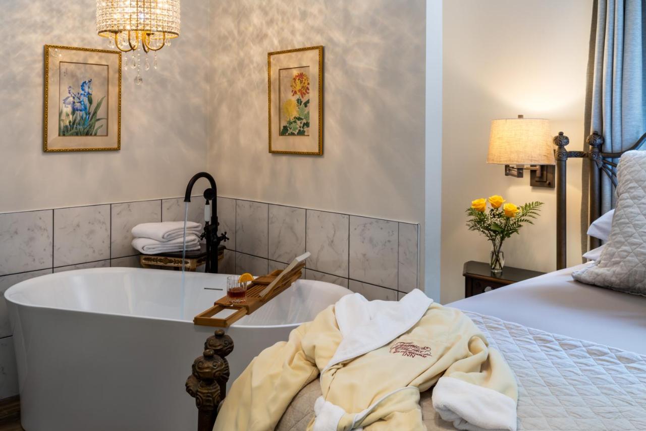 Arsenic & Old Lace Bed and Breakfast est une maison d'hôtes gay friendly à Eureka Springs dans l'Arkansas aux États-Unis