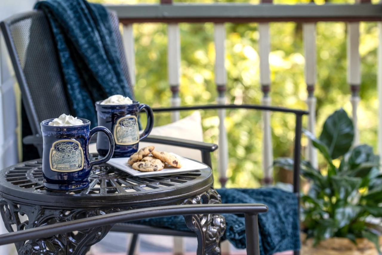 Arsenic & Old Lace Bed and Breakfast est une maison d'hôtes gay friendly à Eureka Springs dans l'Arkansas aux États-Unis