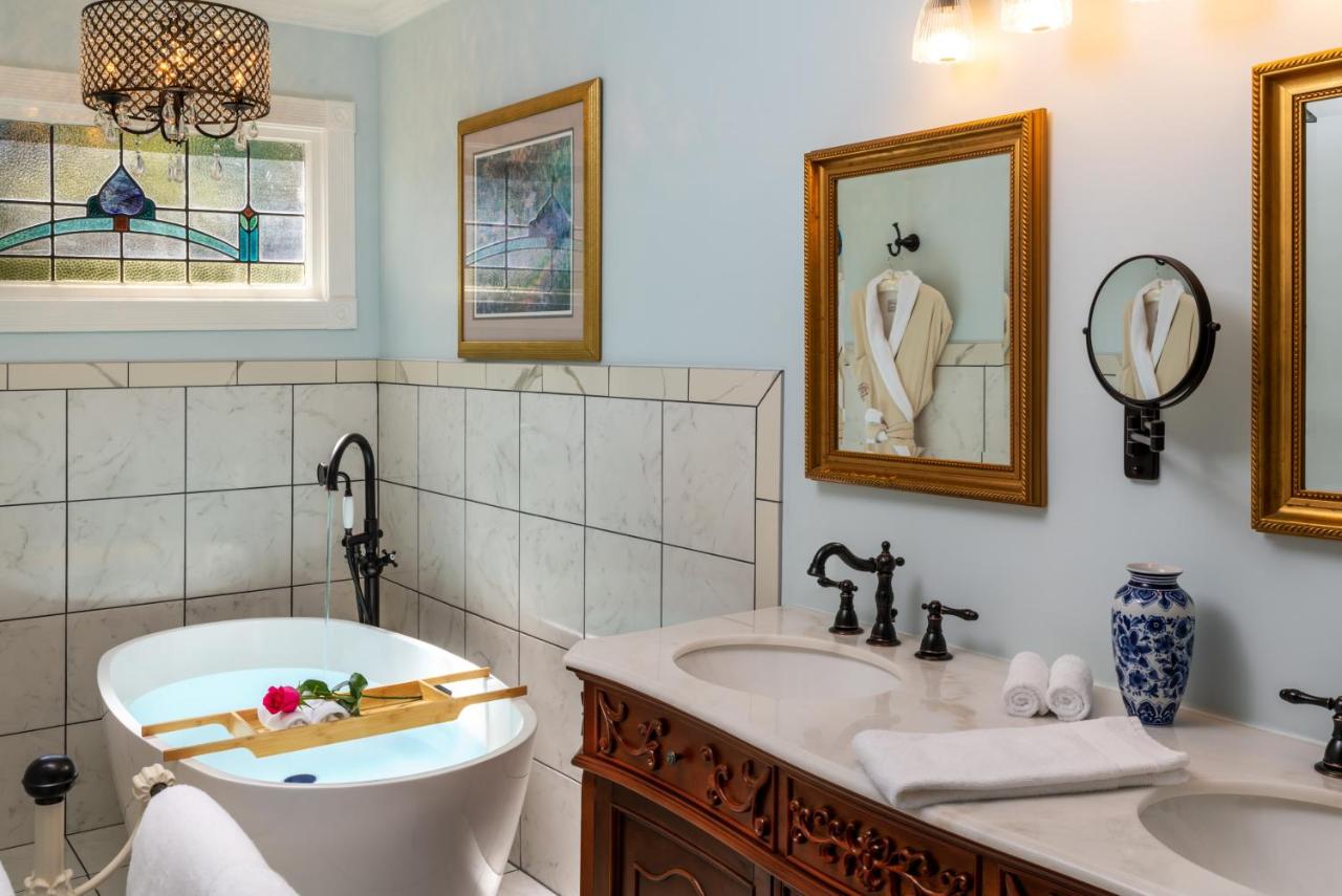 Arsenic & Old Lace Bed and Breakfast est une maison d'hôtes gay friendly à Eureka Springs dans l'Arkansas aux États-Unis