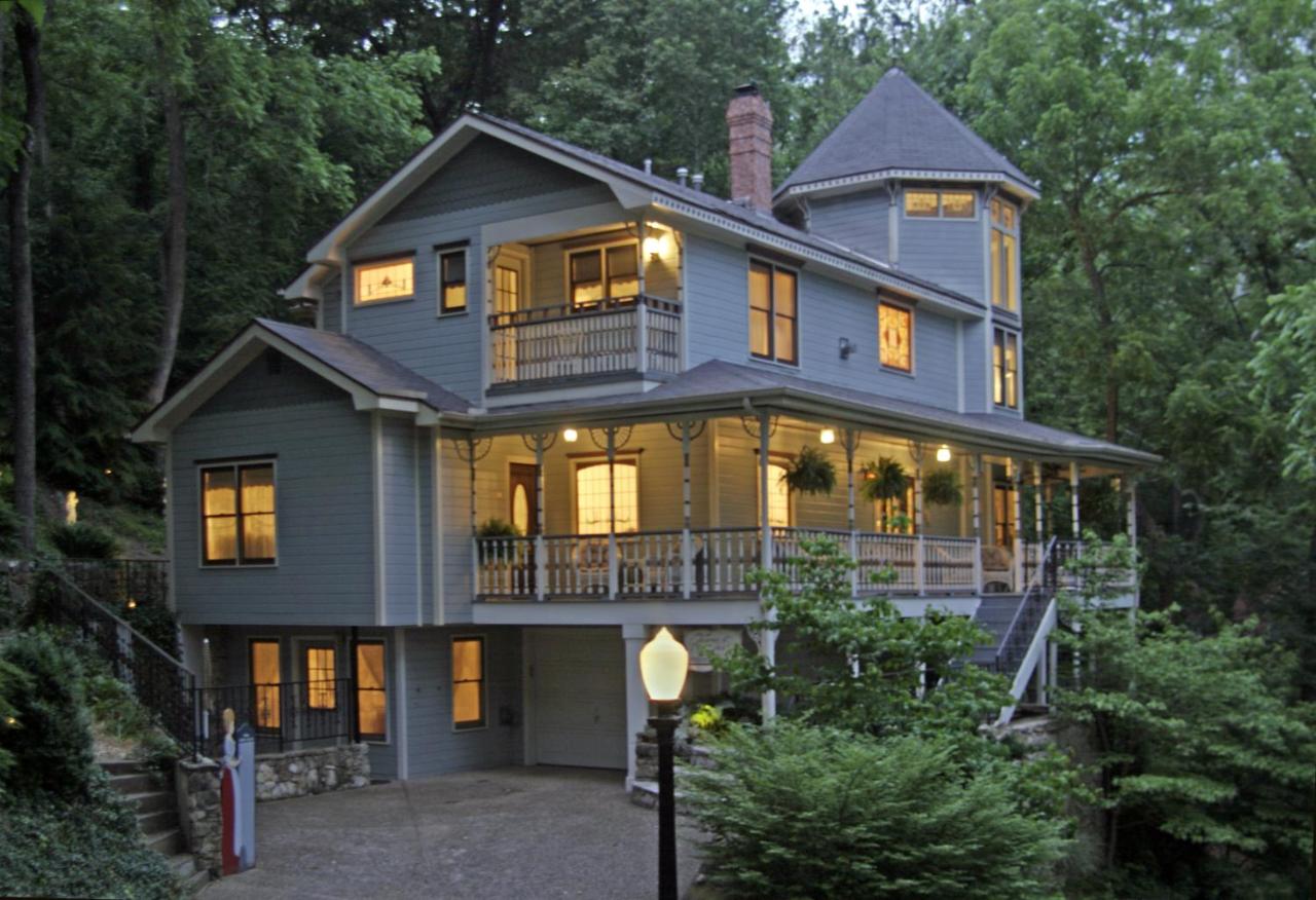 Arsenic & Old Lace Bed and Breakfast est une maison d'hôtes gay friendly à Eureka Springs dans l'Arkansas aux États-Unis